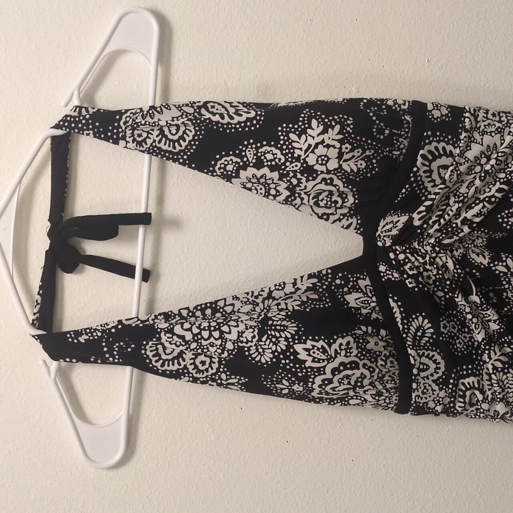 Stunning Halter Dress with Floral Design - Picture 4 of 13